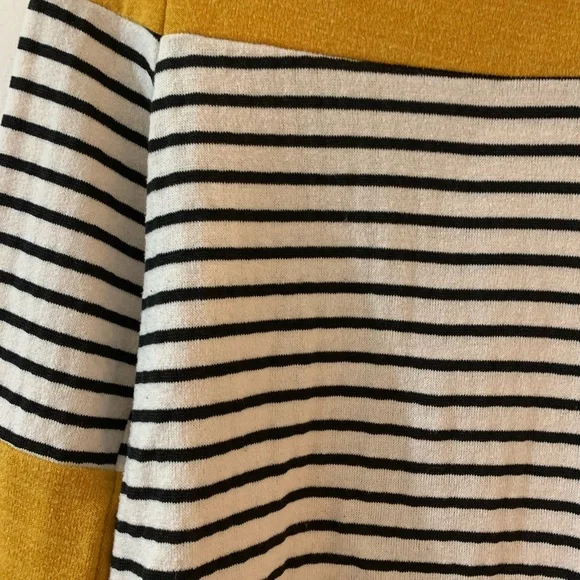 Gold and black/white striped sweater size large - Picture 3 of 6